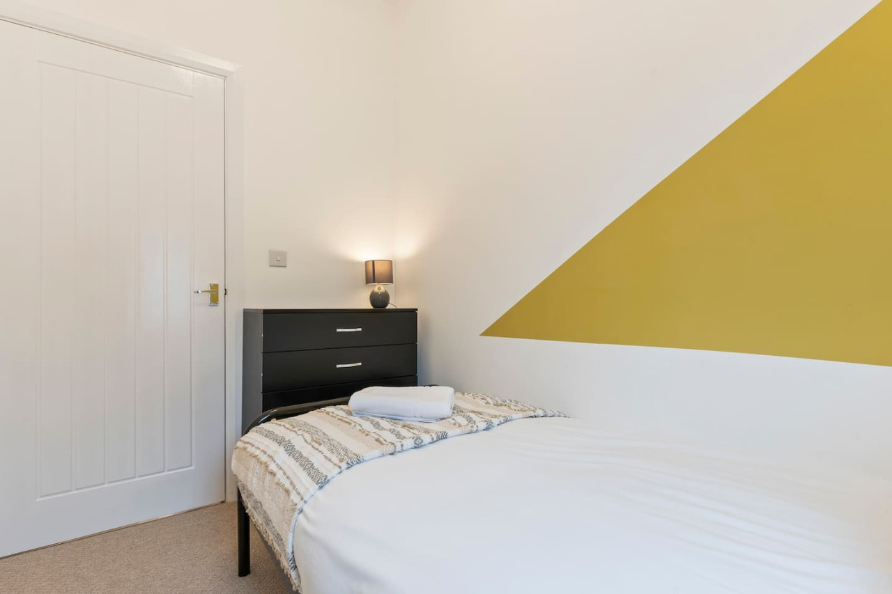Elton House • Central Location • Sleeps 5 • Free Parking • Fast WiFi • Smart TV in 6 Elton Street - Property image 9 - VivreStays