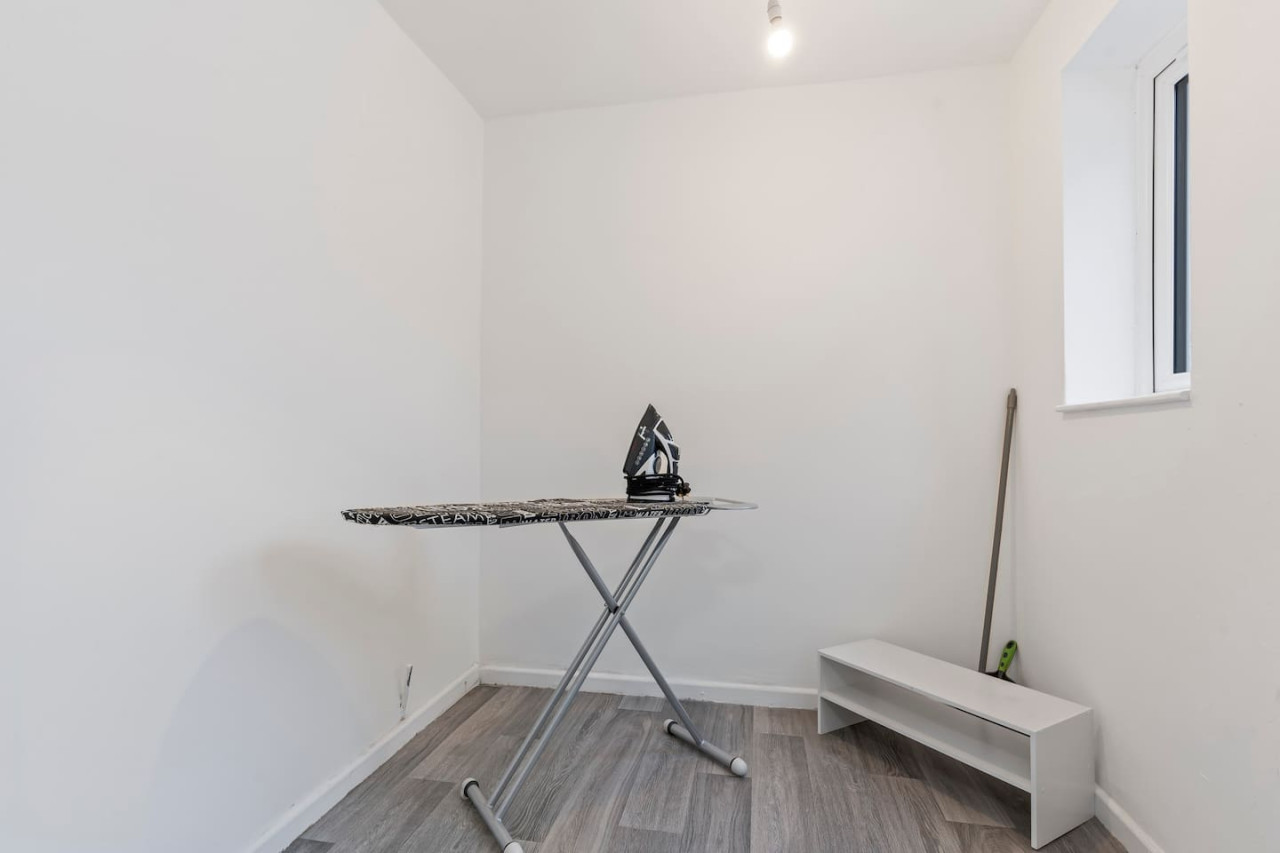 Elton House • Central Location • Sleeps 5 • Free Parking • Fast WiFi • Smart TV in 6 Elton Street - Property image 22 - VivreStays