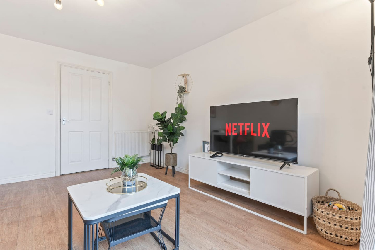 Anglian Retreat - Free Parking, FastWiFi & SmartTV in Anglian Way - Property image 16 - VivreStays