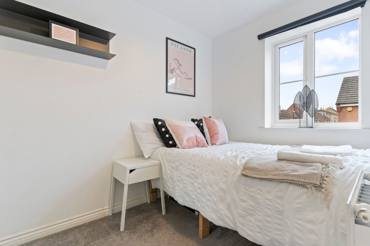 Anglian Retreat - Free Parking, FastWiFi & SmartTV in Anglian Way - Property image 12 - VivreStays