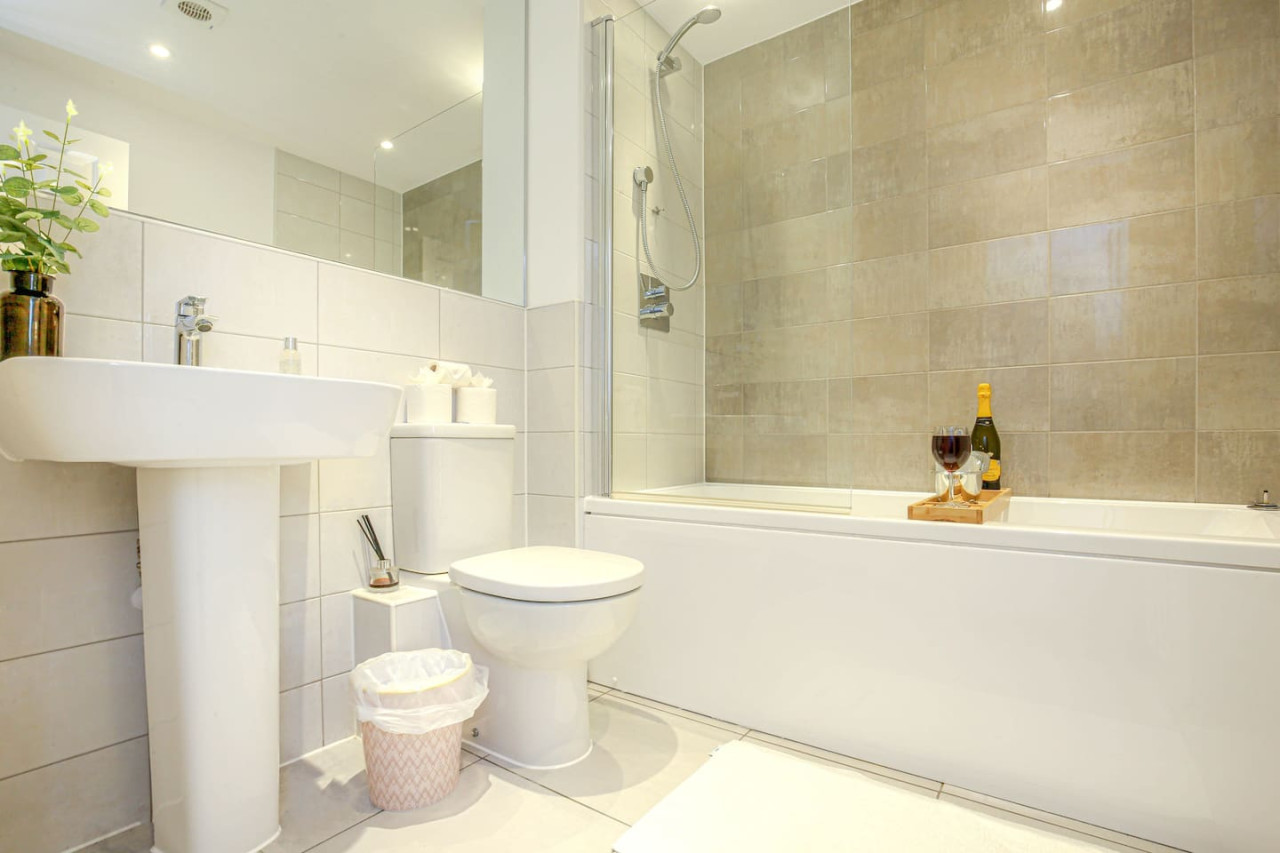 Anglian Retreat - Free Parking, FastWiFi & SmartTV in Anglian Way - Property image 14 - VivreStays
