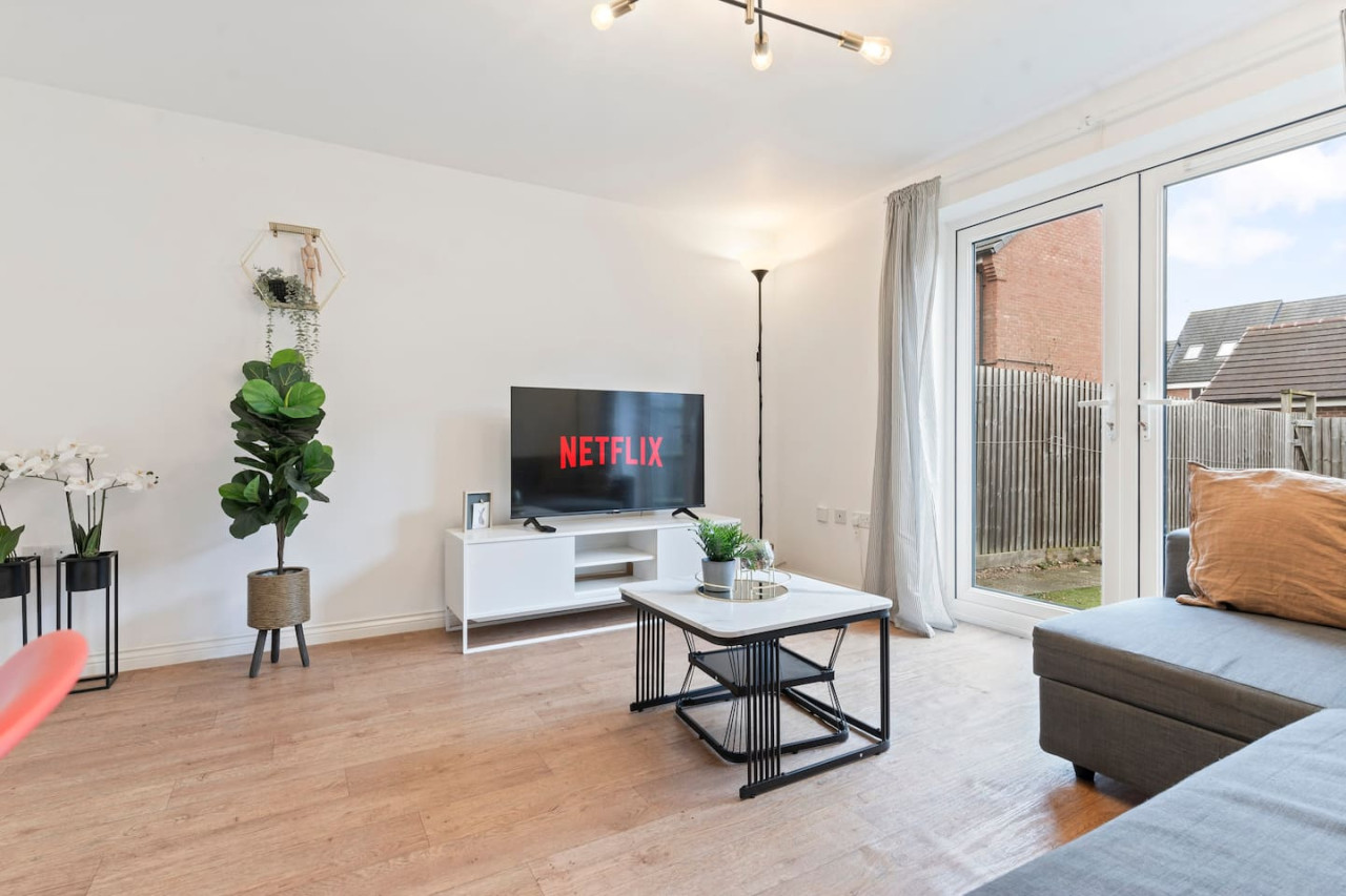 Anglian Retreat - Free Parking, FastWiFi & SmartTV in Anglian Way - Property image 15 - VivreStays
