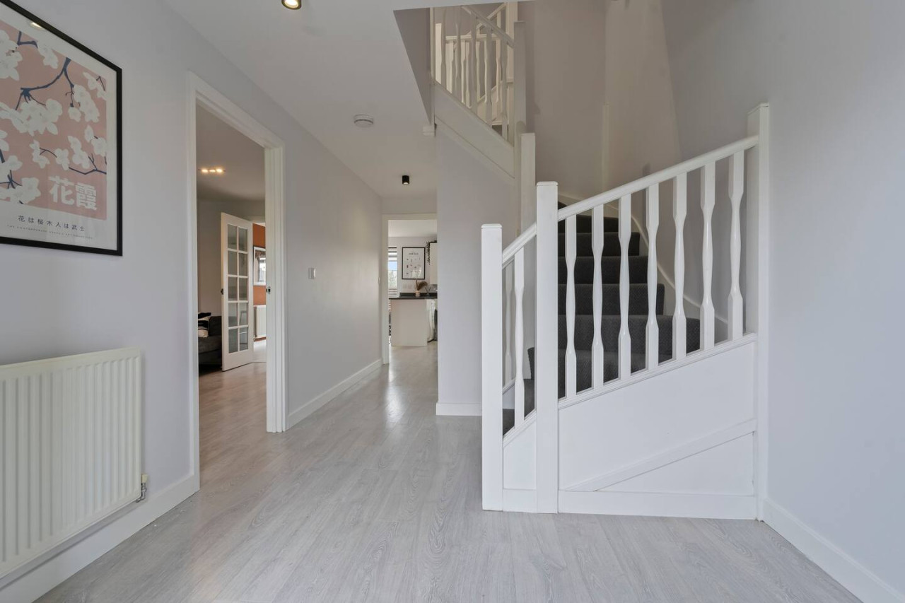Exquisite 7 Bedroom 5 Bathroom House • Free Parking • Great Location • Superfast WiFi in 21 Latchet Lane - Property image 45 - VivreStays