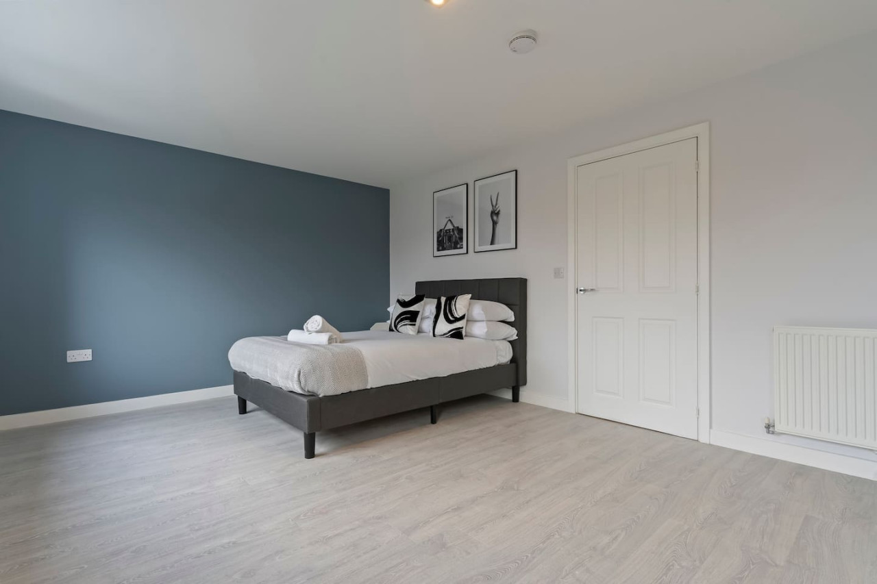 Exquisite 7 Bedroom 5 Bathroom House • Free Parking • Great Location • Superfast WiFi in 21 Latchet Lane - Property image 4 - VivreStays