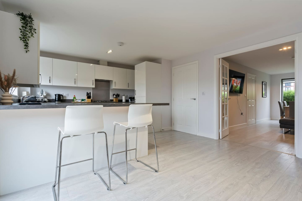Exquisite 7 Bedroom 5 Bathroom House • Free Parking • Great Location • Superfast WiFi in 21 Latchet Lane - Property image 31 - VivreStays