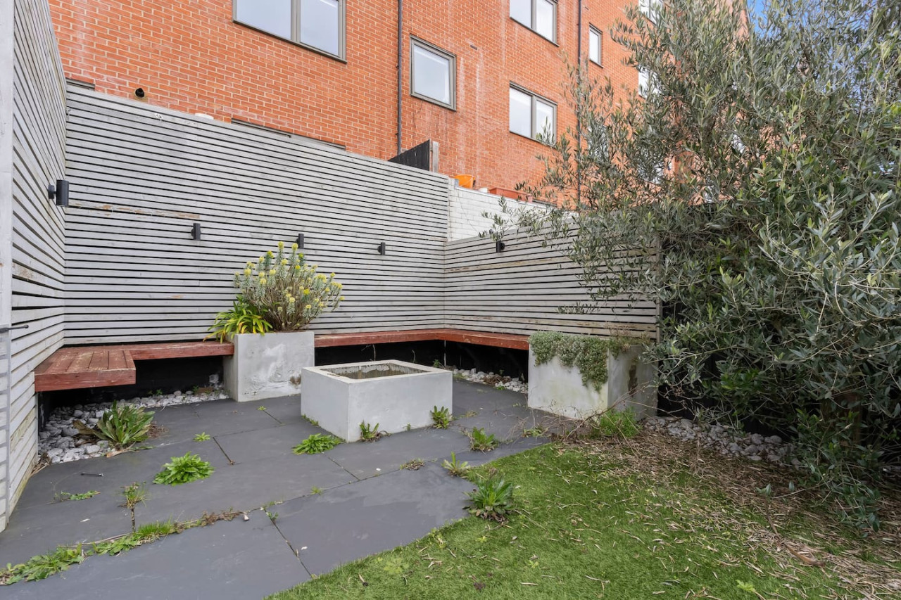 Exquisite 7 Bedroom 5 Bathroom House • Free Parking • Great Location • Superfast WiFi in 21 Latchet Lane - Property image 50 - VivreStays