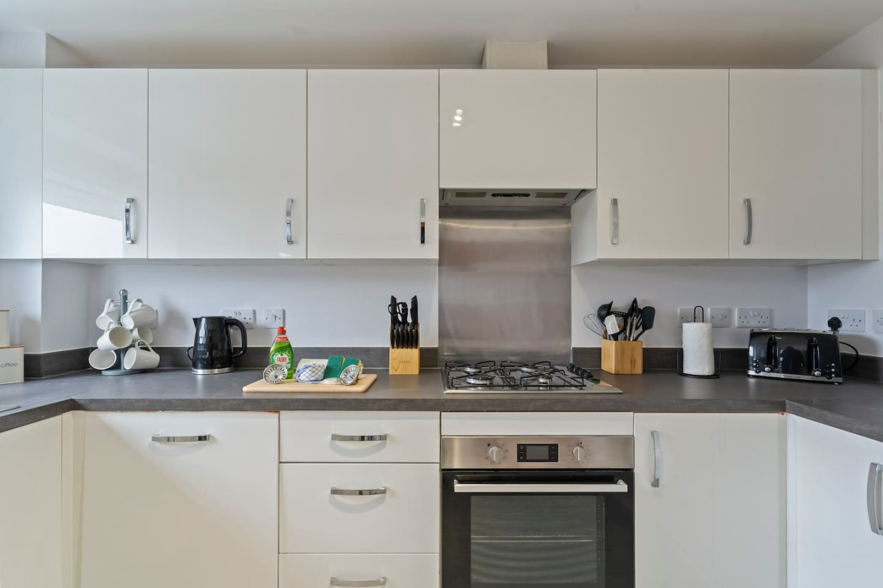 Exquisite 7 Bedroom 5 Bathroom House • Free Parking • Great Location • Superfast WiFi in 21 Latchet Lane - Property image 34 - VivreStays