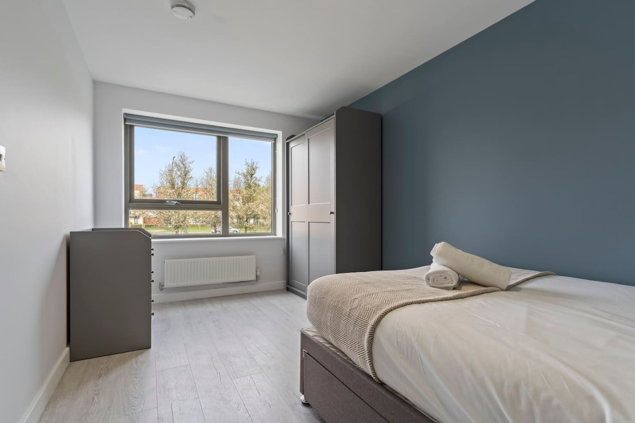 Exquisite 7 Bedroom 5 Bathroom House • Free Parking • Great Location • Superfast WiFi in 21 Latchet Lane - Property image 23 - VivreStays