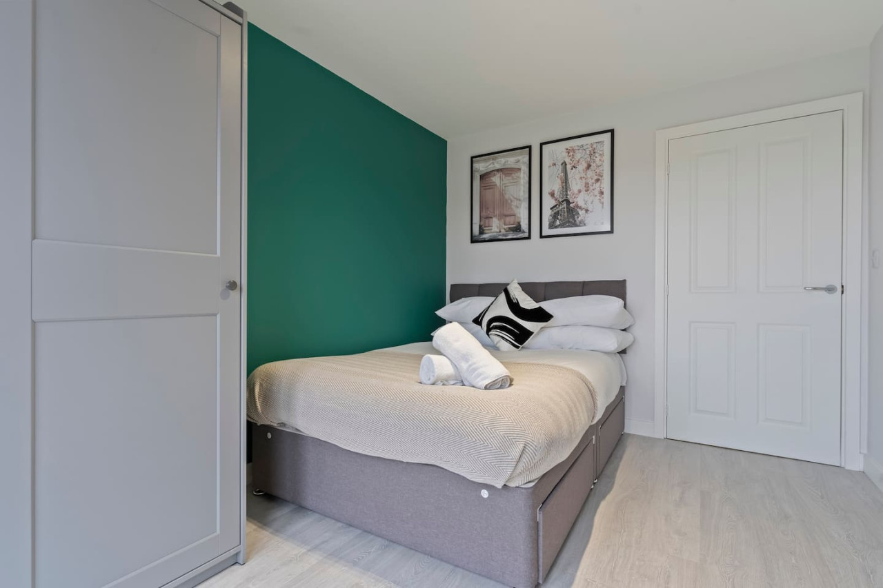 Exquisite 7 Bedroom 5 Bathroom House • Free Parking • Great Location • Superfast WiFi in 21 Latchet Lane - Property image 16 - VivreStays