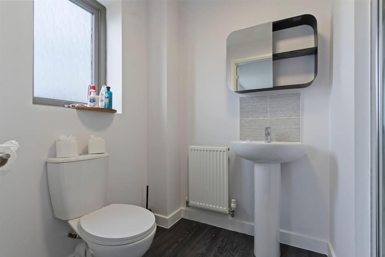 Exquisite 7 Bedroom 5 Bathroom House • Free Parking • Great Location • Superfast WiFi in 21 Latchet Lane - Property image 7 - VivreStays
