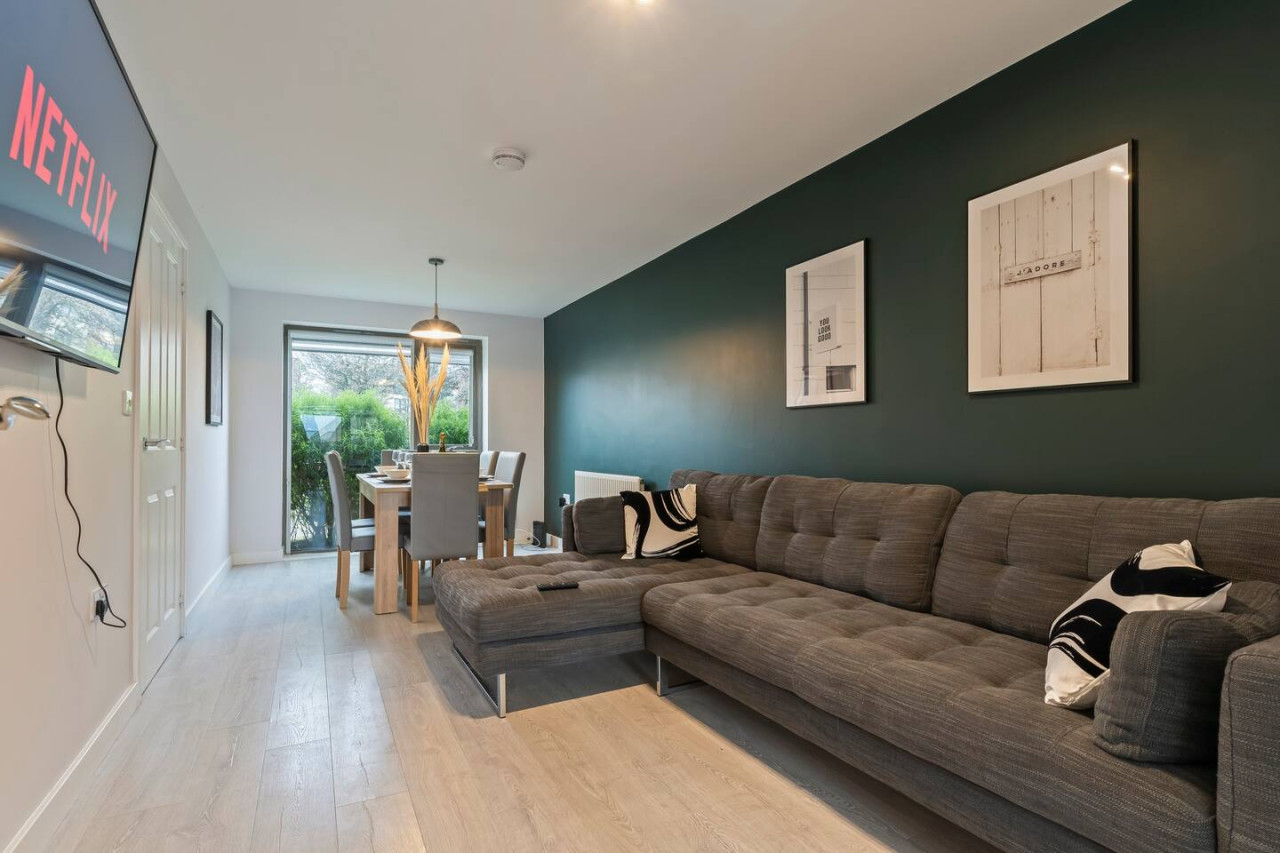Exquisite 7 Bedroom 5 Bathroom House • Free Parking • Great Location • Superfast WiFi in 21 Latchet Lane - Property image 38 - VivreStays
