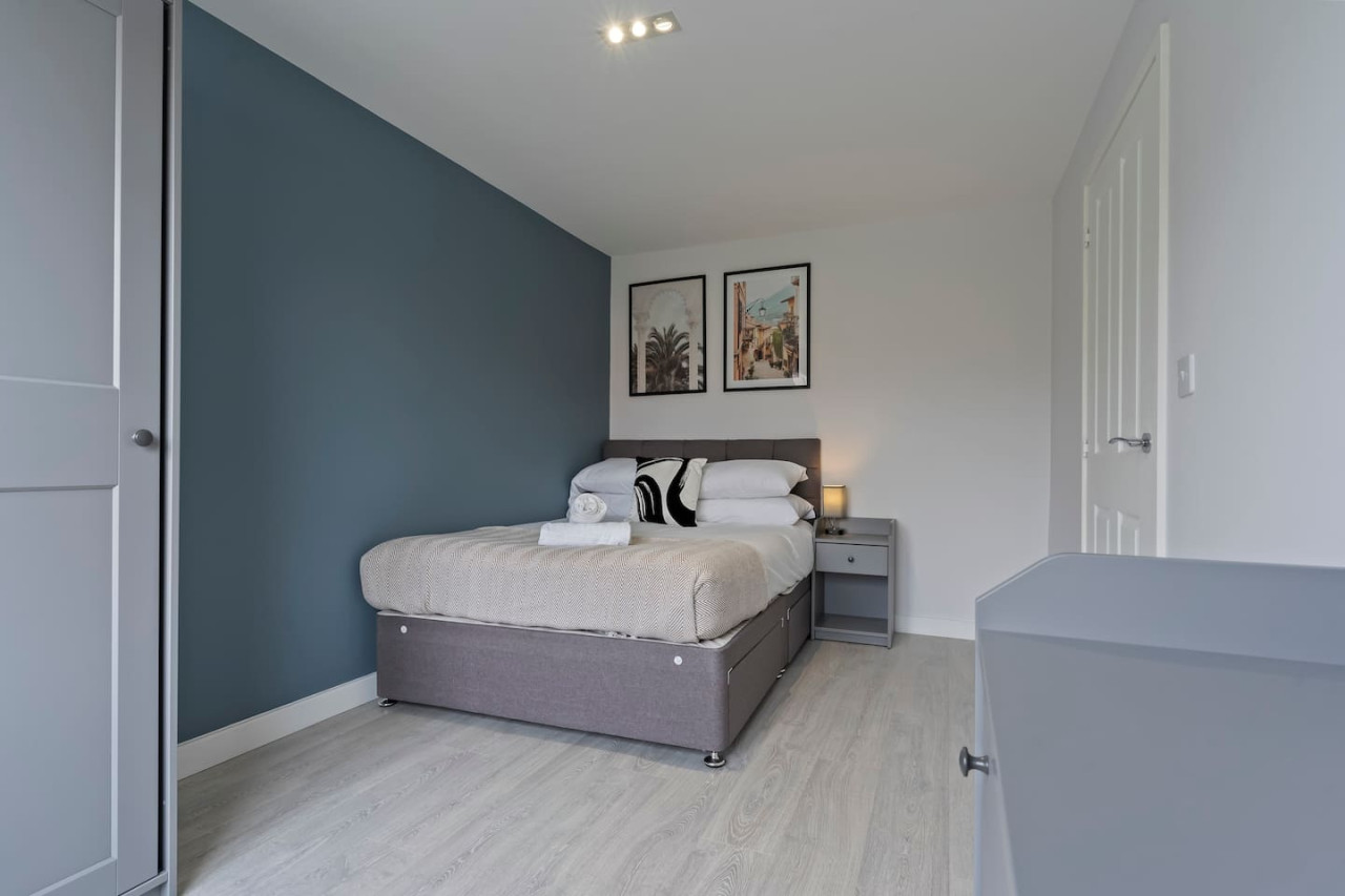 Exquisite 7 Bedroom 5 Bathroom House • Free Parking • Great Location • Superfast WiFi in 21 Latchet Lane - Property image 22 - VivreStays