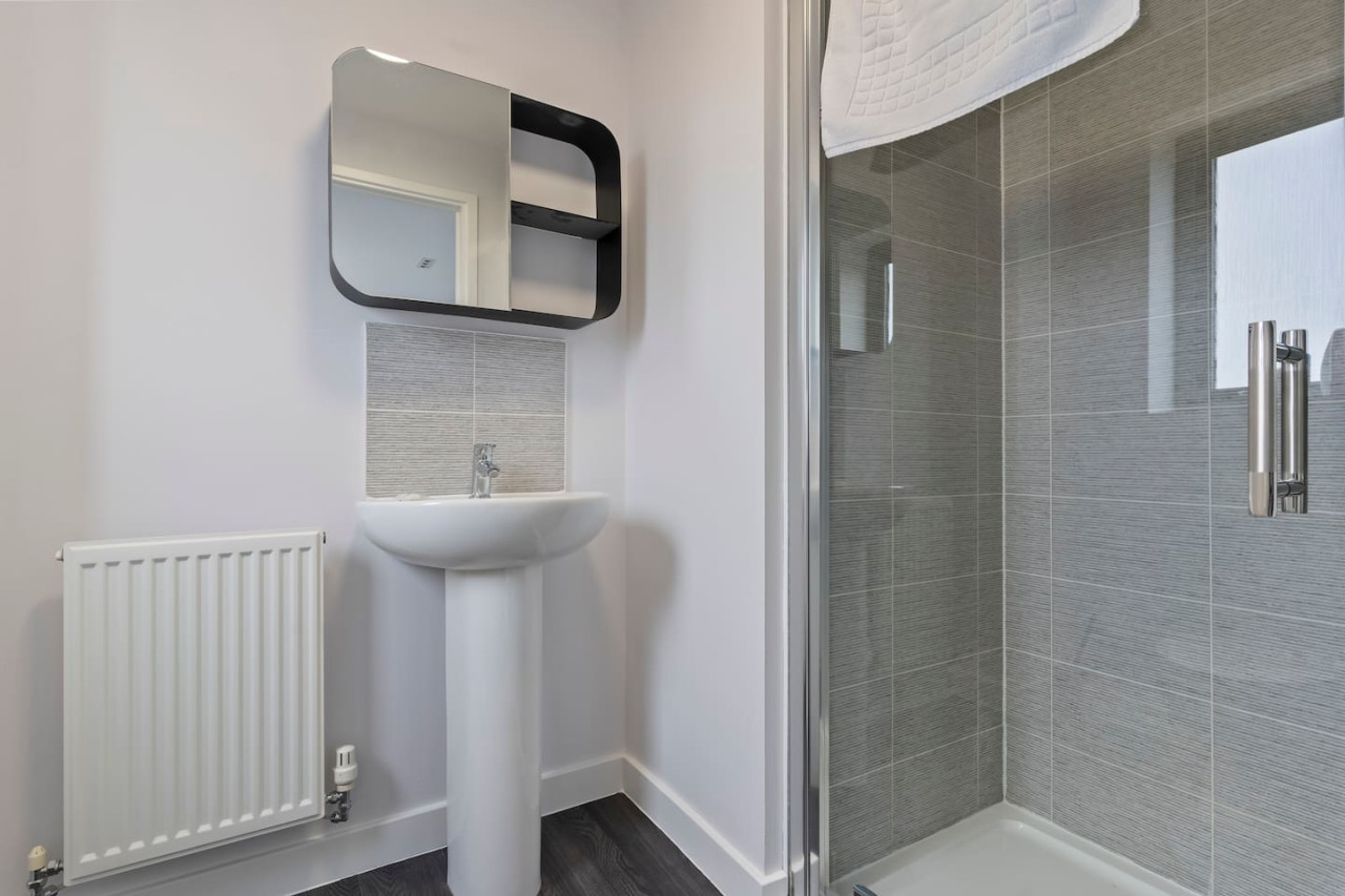 Exquisite 7 Bedroom 5 Bathroom House • Free Parking • Great Location • Superfast WiFi in 21 Latchet Lane - Property image 6 - VivreStays