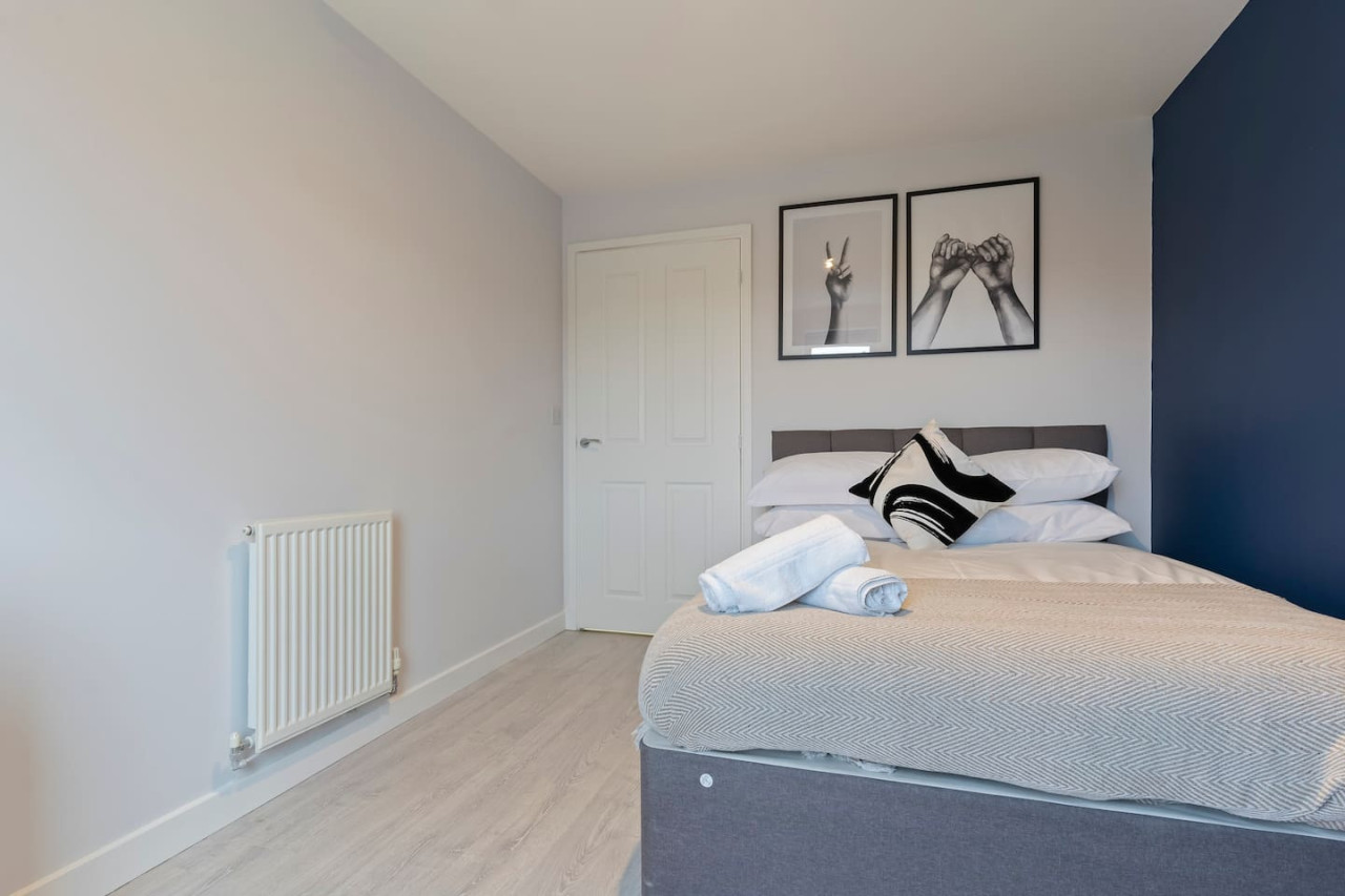 Exquisite 7 Bedroom 5 Bathroom House • Free Parking • Great Location • Superfast WiFi in 21 Latchet Lane - Property image 26 - VivreStays