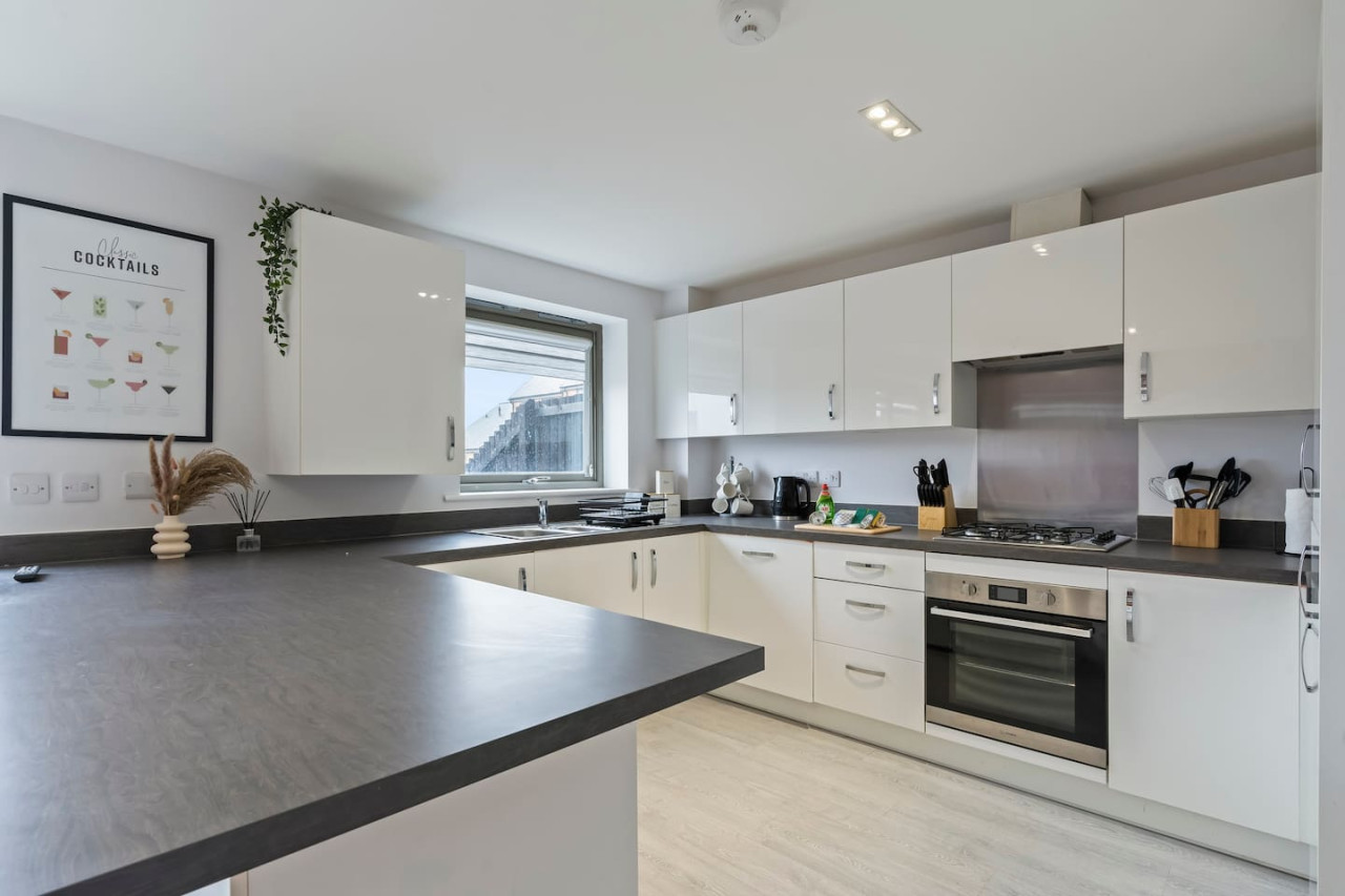 Exquisite 7 Bedroom 5 Bathroom House • Free Parking • Great Location • Superfast WiFi in 21 Latchet Lane - Property image 33 - VivreStays