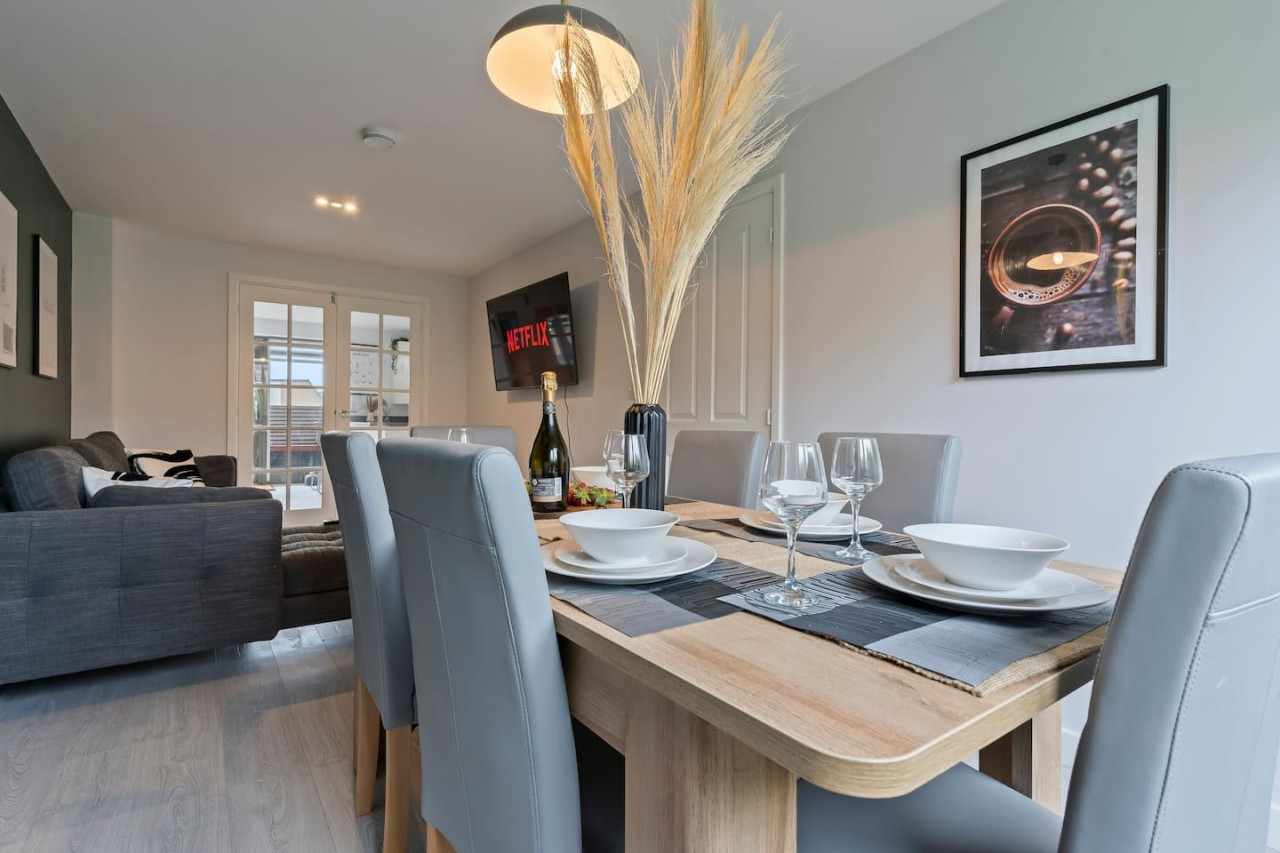 Exquisite 7 Bedroom 5 Bathroom House • Free Parking • Great Location • Superfast WiFi in 21 Latchet Lane - Property image 41 - VivreStays