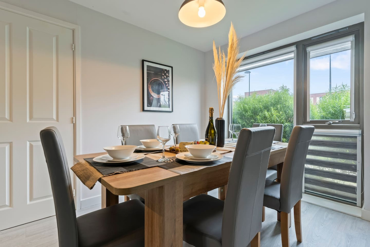 Exquisite 7 Bedroom 5 Bathroom House • Free Parking • Great Location • Superfast WiFi in 21 Latchet Lane - Property image 40 - VivreStays