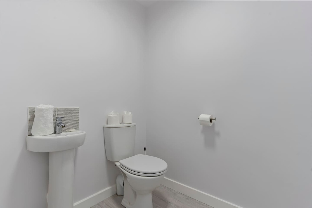 Exquisite 7 Bedroom 5 Bathroom House • Free Parking • Great Location • Superfast WiFi in 21 Latchet Lane - Property image 44 - VivreStays