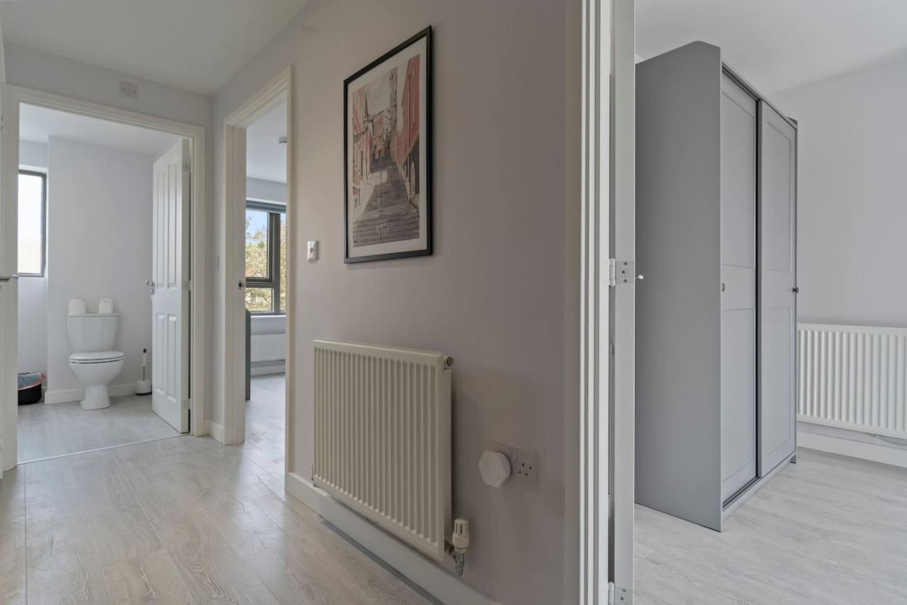 Exquisite 7 Bedroom 5 Bathroom House • Free Parking • Great Location • Superfast WiFi in 21 Latchet Lane - Property image 8 - VivreStays