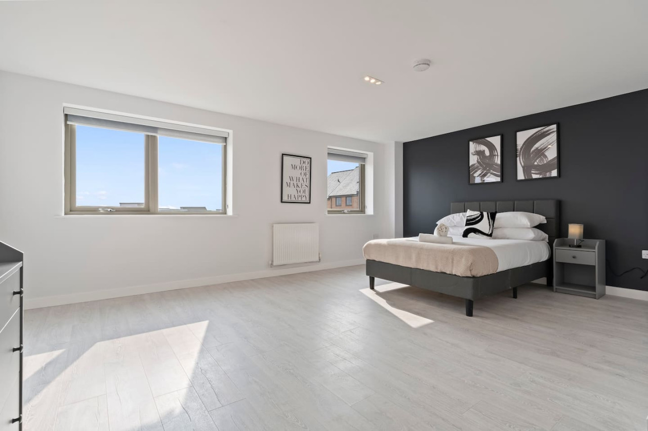 Exquisite 7 Bedroom 5 Bathroom House • Free Parking • Great Location • Superfast WiFi in 21 Latchet Lane - Property image 3 - VivreStays