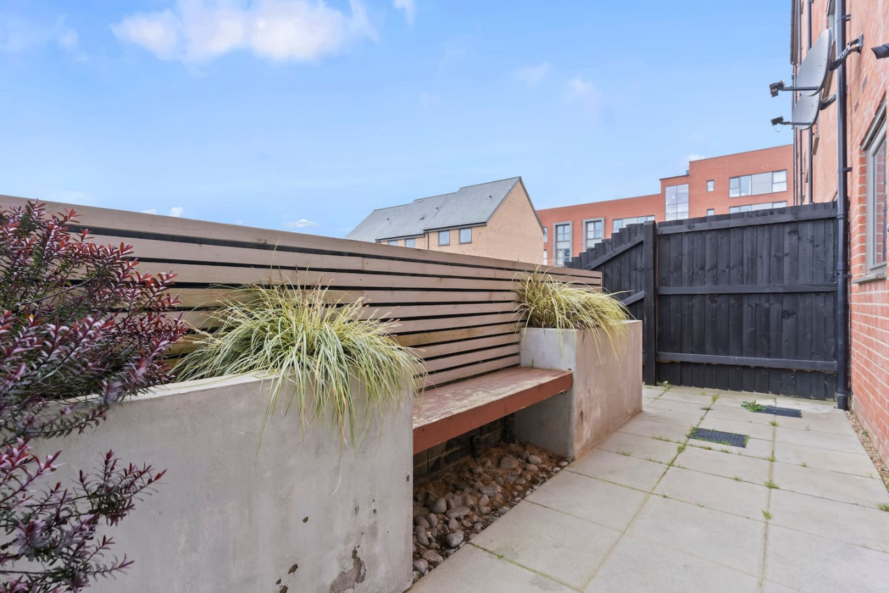 Exquisite 7 Bedroom 5 Bathroom House • Free Parking • Great Location • Superfast WiFi in 21 Latchet Lane - Property image 48 - VivreStays