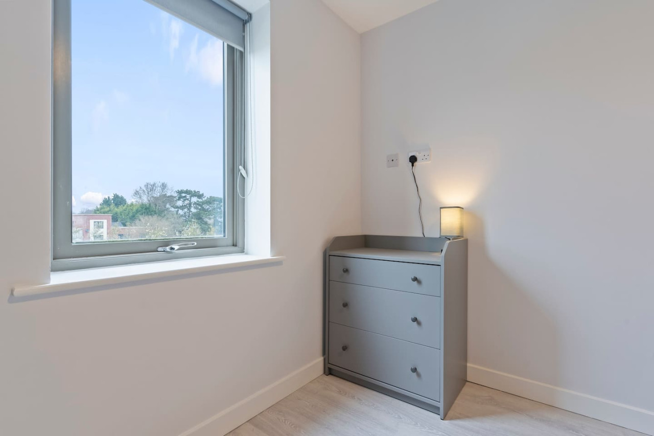 Exquisite 7 Bedroom 5 Bathroom House • Free Parking • Great Location • Superfast WiFi in 21 Latchet Lane - Property image 28 - VivreStays