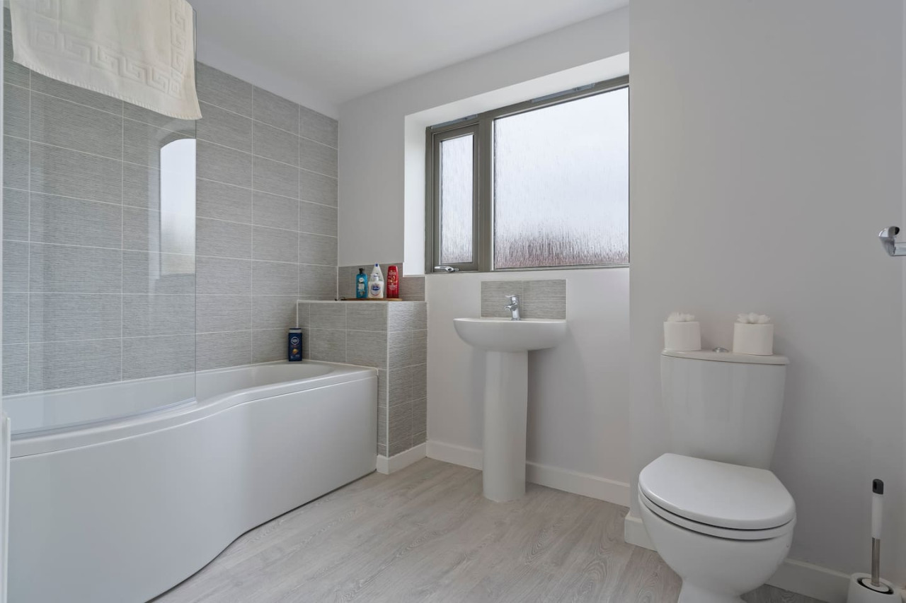 Exquisite 7 Bedroom 5 Bathroom House • Free Parking • Great Location • Superfast WiFi in 21 Latchet Lane - Property image 19 - VivreStays