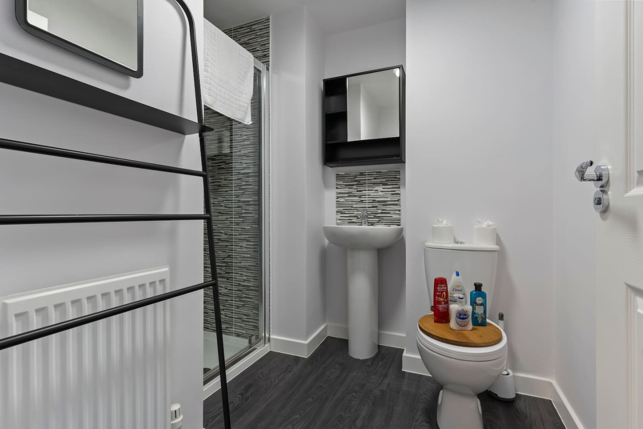 Exquisite 7 Bedroom 5 Bathroom House • Free Parking • Great Location • Superfast WiFi in 21 Latchet Lane - Property image 29 - VivreStays