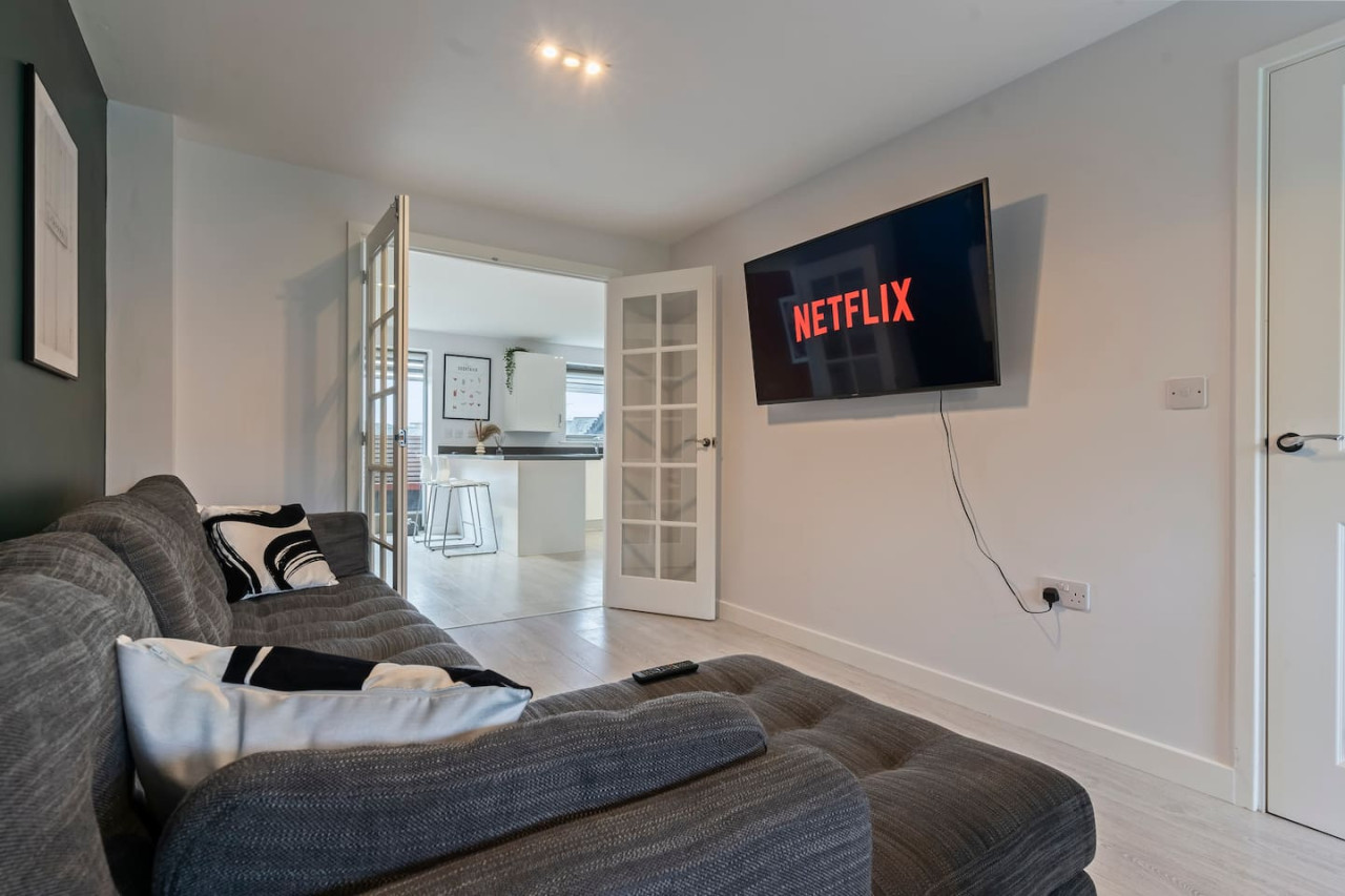 Exquisite 7 Bedroom 5 Bathroom House • Free Parking • Great Location • Superfast WiFi in 21 Latchet Lane - Property image 39 - VivreStays