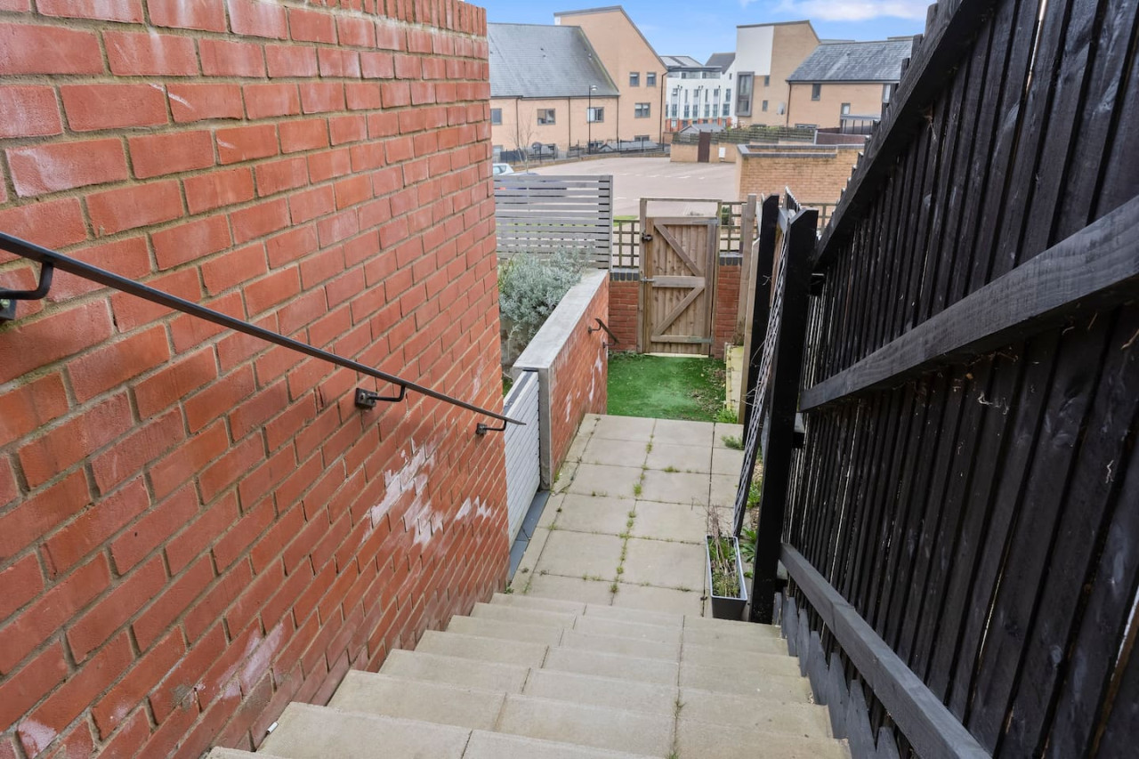Exquisite 7 Bedroom 5 Bathroom House • Free Parking • Great Location • Superfast WiFi in 21 Latchet Lane - Property image 49 - VivreStays