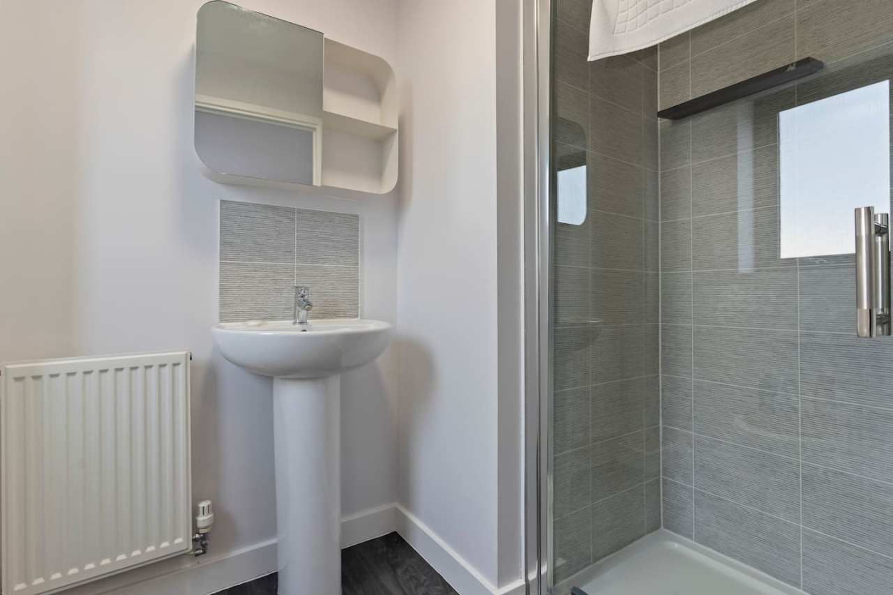 Exquisite 7 Bedroom 5 Bathroom House • Free Parking • Great Location • Superfast WiFi in 21 Latchet Lane - Property image 12 - VivreStays