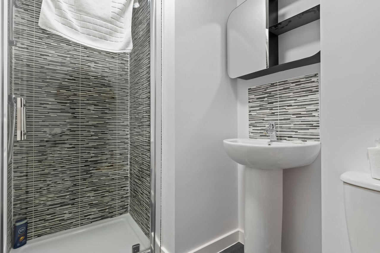 Exquisite 7 Bedroom 5 Bathroom House • Free Parking • Great Location • Superfast WiFi in 21 Latchet Lane - Property image 24 - VivreStays