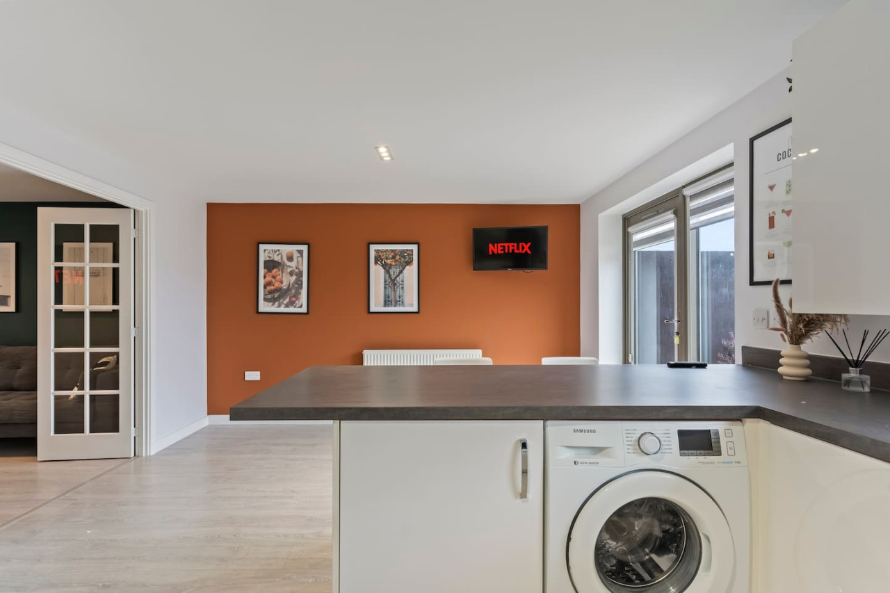 Exquisite 7 Bedroom 5 Bathroom House • Free Parking • Great Location • Superfast WiFi in 21 Latchet Lane - Property image 32 - VivreStays