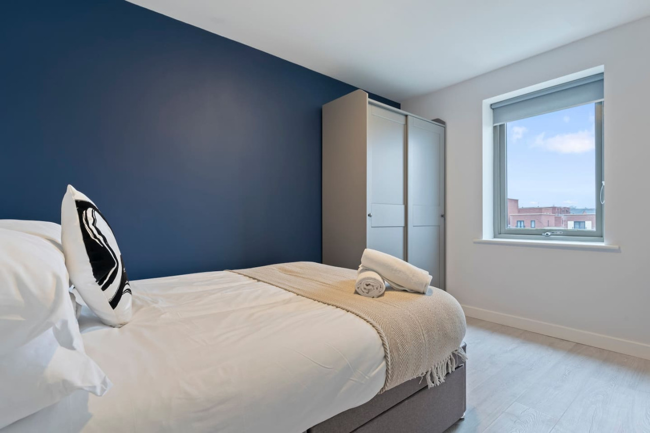 Exquisite 7 Bedroom 5 Bathroom House • Free Parking • Great Location • Superfast WiFi in 21 Latchet Lane - Property image 27 - VivreStays