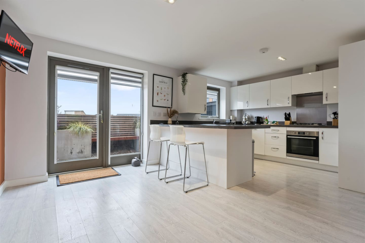 Exquisite 7 Bedroom 5 Bathroom House • Free Parking • Great Location • Superfast WiFi in 21 Latchet Lane - Property image 30 - VivreStays