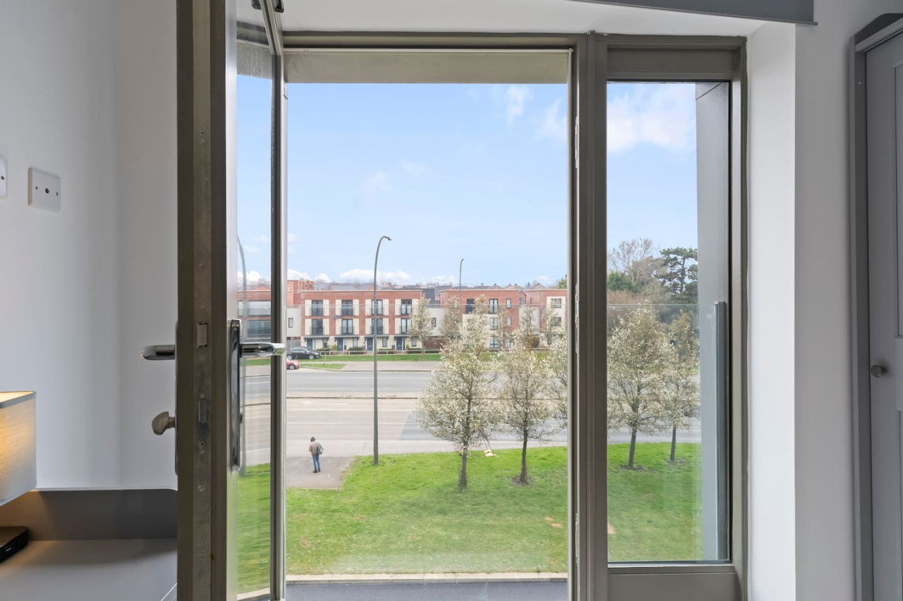 Exquisite 7 Bedroom 5 Bathroom House • Free Parking • Great Location • Superfast WiFi in 21 Latchet Lane - Property image 18 - VivreStays