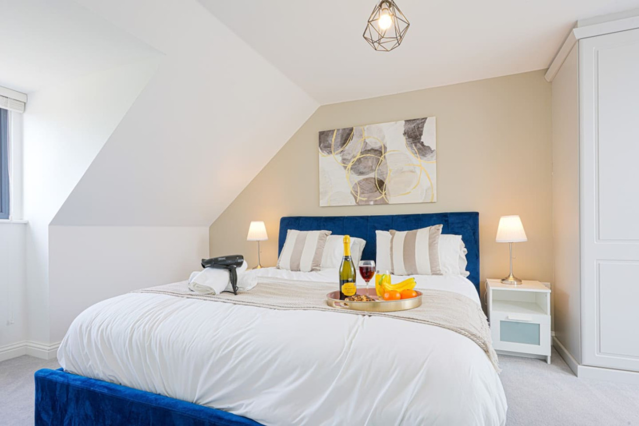 Wavendon House • Sleeps 6 • Driveway Parking • Garden • Fast Wifi • Smart TV • Self-Check-In • Yoko Property in 43 Balderstone Road - Property image 4 - VivreStays