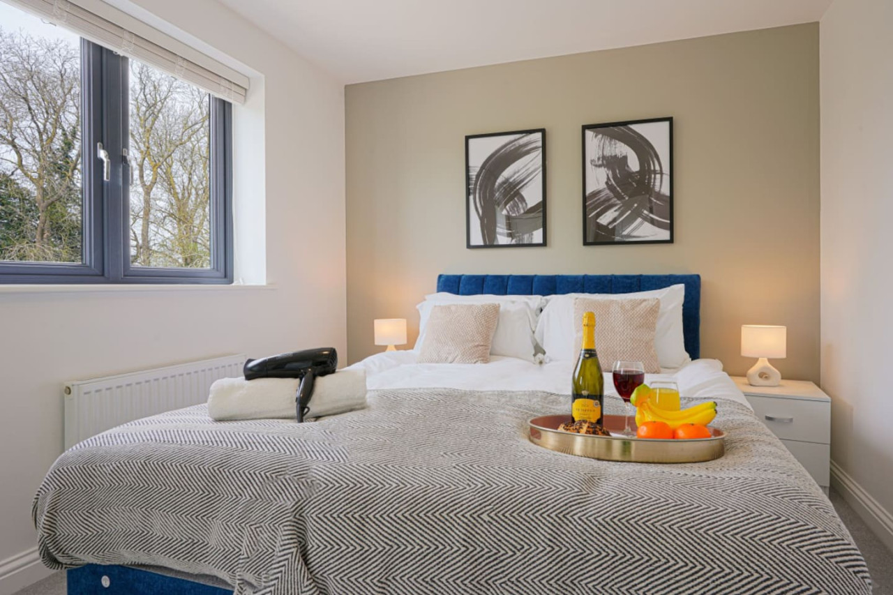 Wavendon House • Sleeps 6 • Driveway Parking • Garden • Fast Wifi • Smart TV • Self-Check-In • Yoko Property in 43 Balderstone Road - Property image 10 - VivreStays