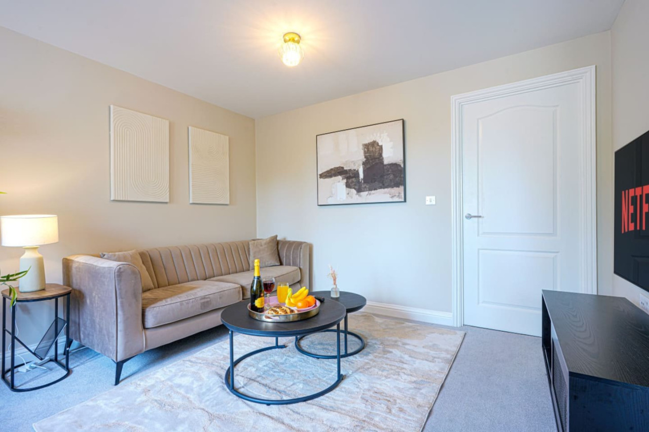 Wavendon House • Sleeps 6 • Driveway Parking • Garden • Fast Wifi • Smart TV • Self-Check-In • Yoko Property in 43 Balderstone Road - Property image 16 - VivreStays