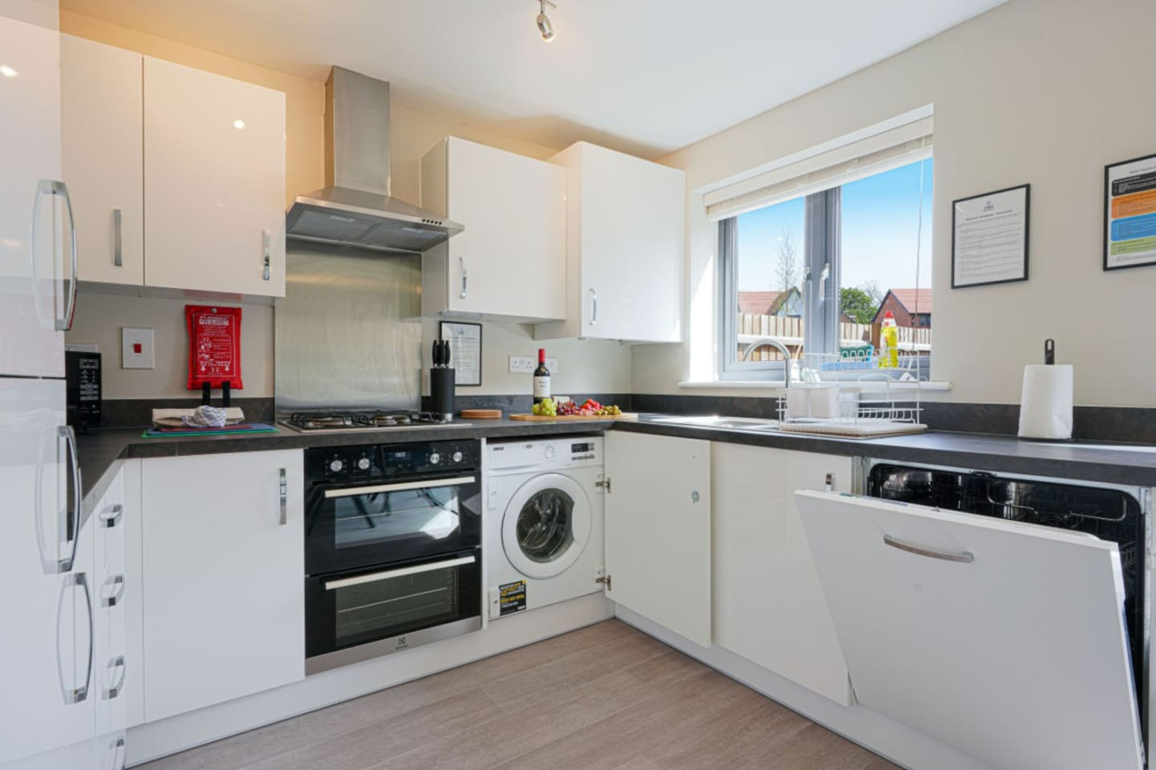 Wavendon House • Sleeps 6 • Driveway Parking • Garden • Fast Wifi • Smart TV • Self-Check-In • Yoko Property in 43 Balderstone Road - Property image 17 - VivreStays