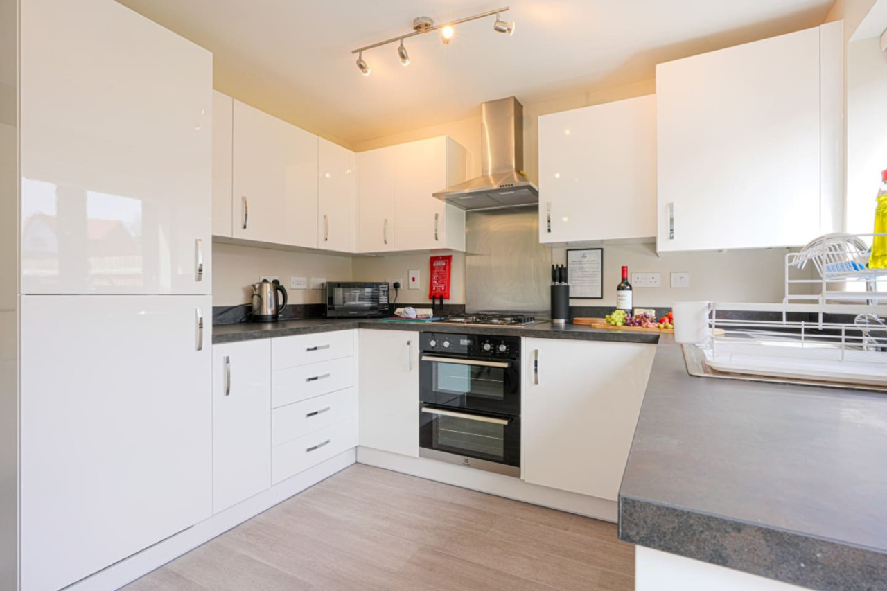 Wavendon House • Sleeps 6 • Driveway Parking • Garden • Fast Wifi • Smart TV • Self-Check-In • Yoko Property in 43 Balderstone Road - Property image 18 - VivreStays