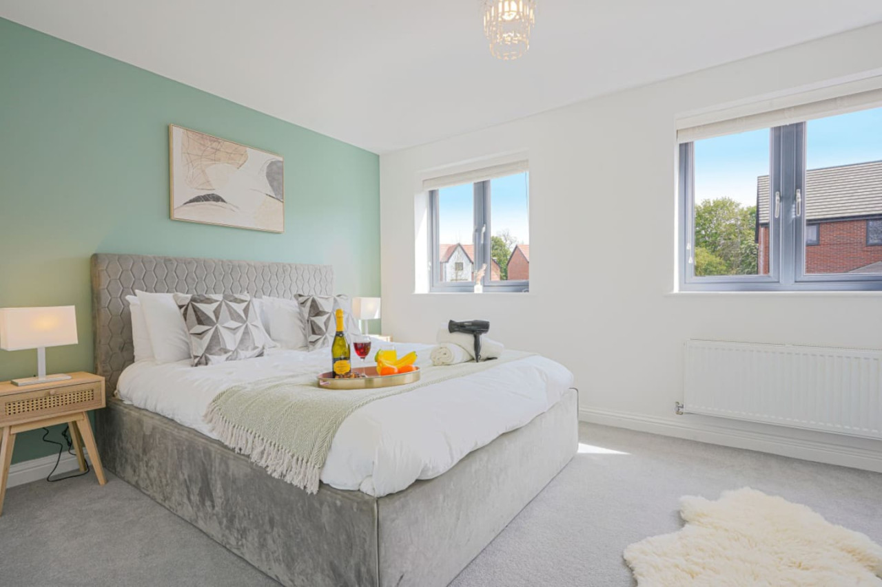 Wavendon House • Sleeps 6 • Driveway Parking • Garden • Fast Wifi • Smart TV • Self-Check-In • Yoko Property in 43 Balderstone Road - Property image 6 - VivreStays