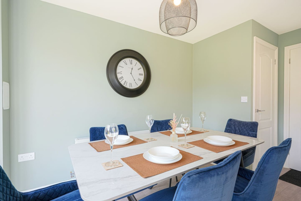 Wavendon House • Sleeps 6 • Driveway Parking • Garden • Fast Wifi • Smart TV • Self-Check-In • Yoko Property in 43 Balderstone Road - Property image 19 - VivreStays