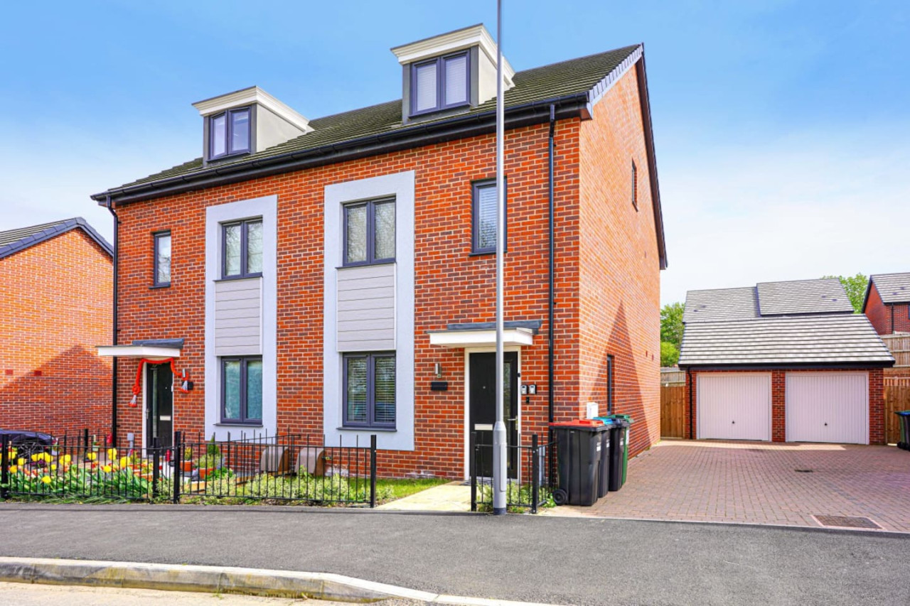 Wavendon House • Sleeps 6 • Driveway Parking • Garden • Fast Wifi • Smart TV • Self-Check-In • Yoko Property in 43 Balderstone Road - Property image 24 - VivreStays
