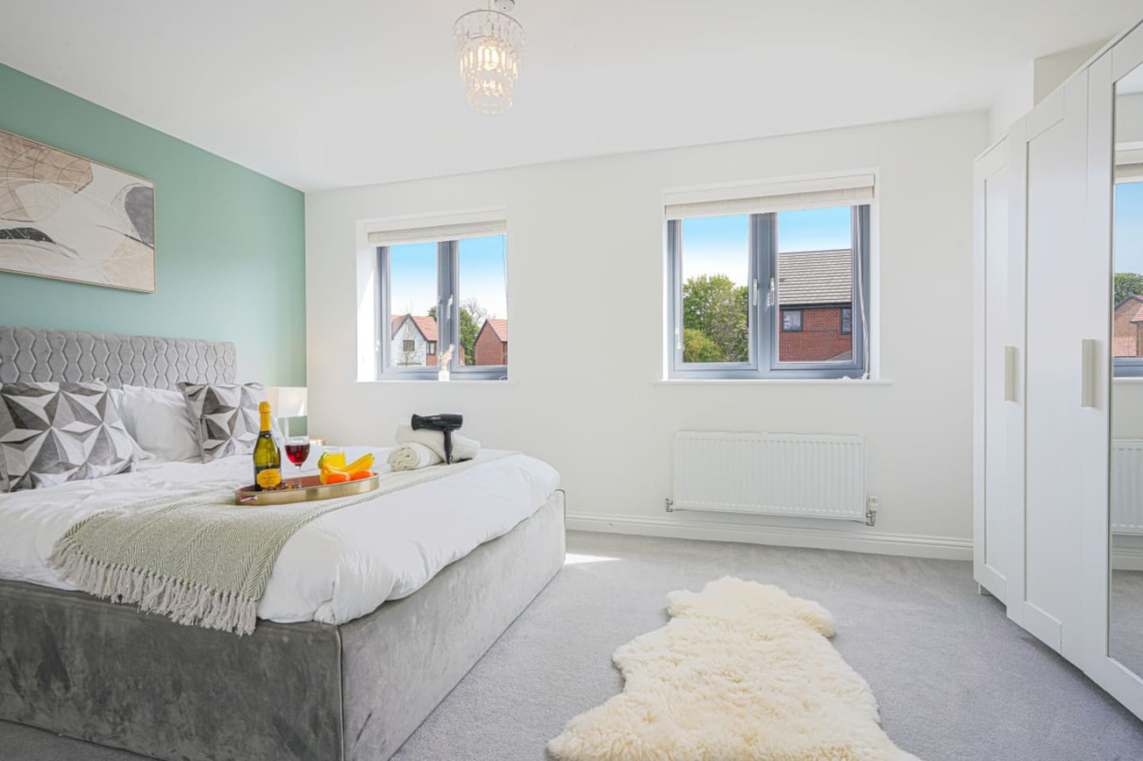 Wavendon House • Sleeps 6 • Driveway Parking • Garden • Fast Wifi • Smart TV • Self-Check-In • Yoko Property in 43 Balderstone Road - Property image 8 - VivreStays