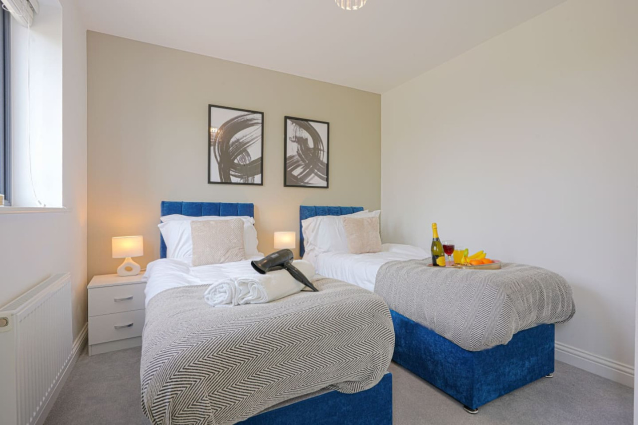 Wavendon House • Sleeps 6 • Driveway Parking • Garden • Fast Wifi • Smart TV • Self-Check-In • Yoko Property in 43 Balderstone Road - Property image 9 - VivreStays
