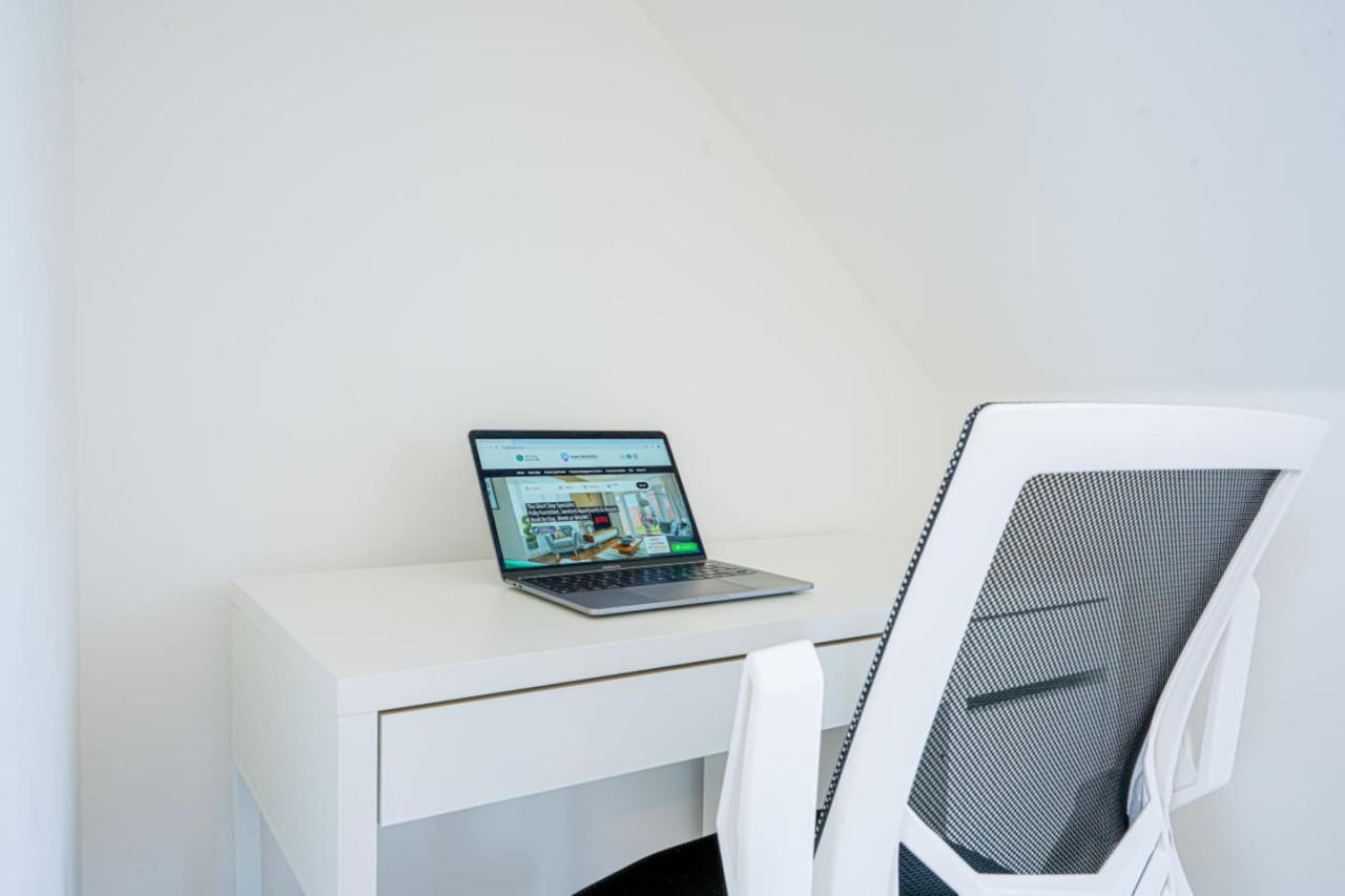 Wavendon House • Sleeps 6 • Driveway Parking • Garden • Fast Wifi • Smart TV • Self-Check-In • Yoko Property in 43 Balderstone Road - Property image 12 - VivreStays