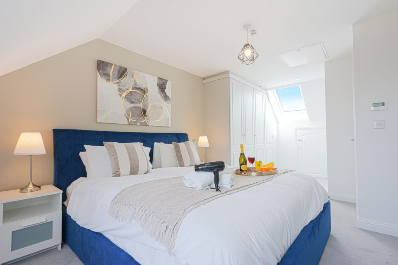 Wavendon House • Sleeps 6 • Driveway Parking • Garden • Fast Wifi • Smart TV • Self-Check-In • Yoko Property in 43 Balderstone Road - Property image 2 - VivreStays