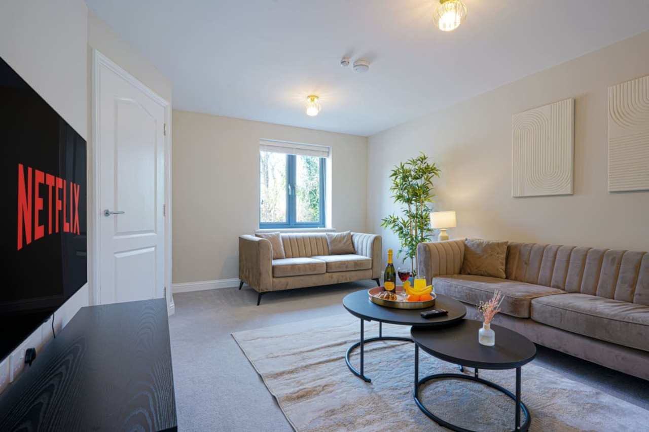 Wavendon House • Sleeps 6 • Driveway Parking • Garden • Fast Wifi • Smart TV • Self-Check-In • Yoko Property in 43 Balderstone Road - Property image 14 - VivreStays