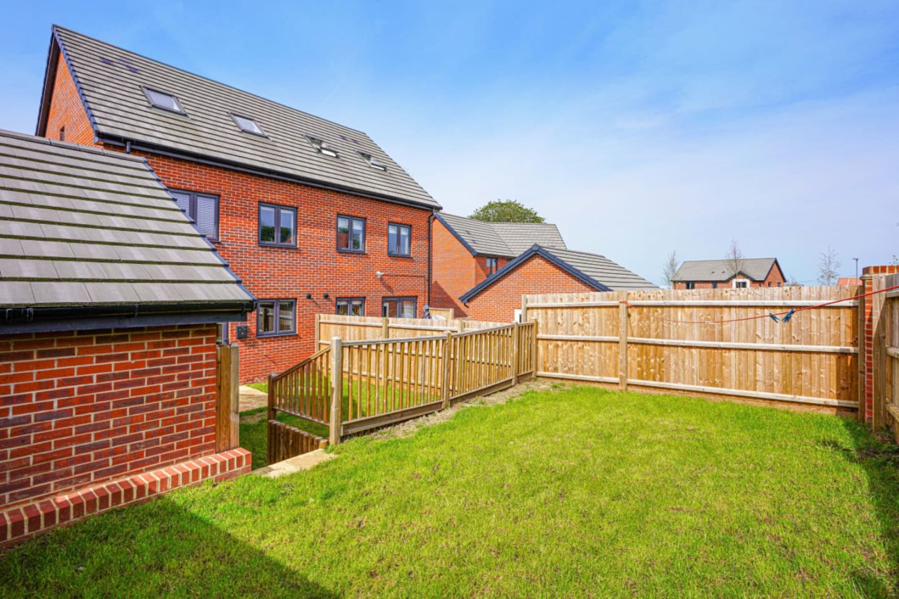 Wavendon House • Sleeps 6 • Driveway Parking • Garden • Fast Wifi • Smart TV • Self-Check-In • Yoko Property in 43 Balderstone Road - Property image 22 - VivreStays